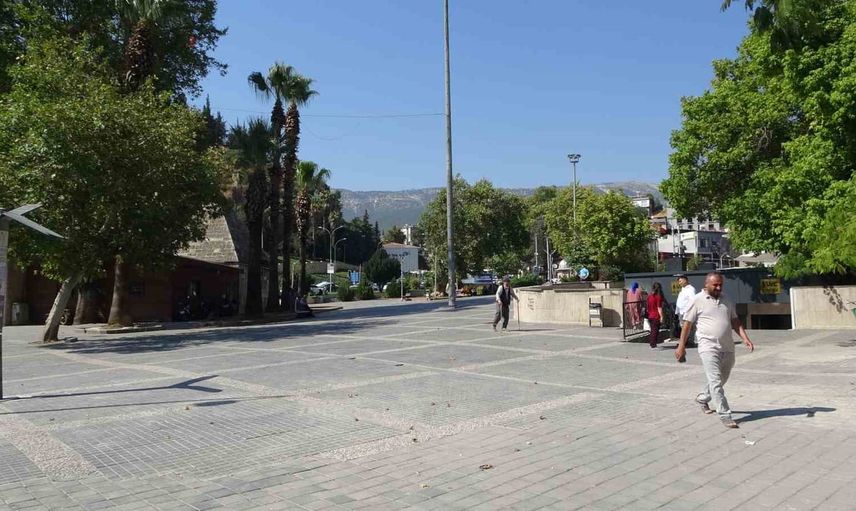 40 dereceyi aşan sıcaklarda tarihi çarşı ve camiler serinlik sığınağı oldu