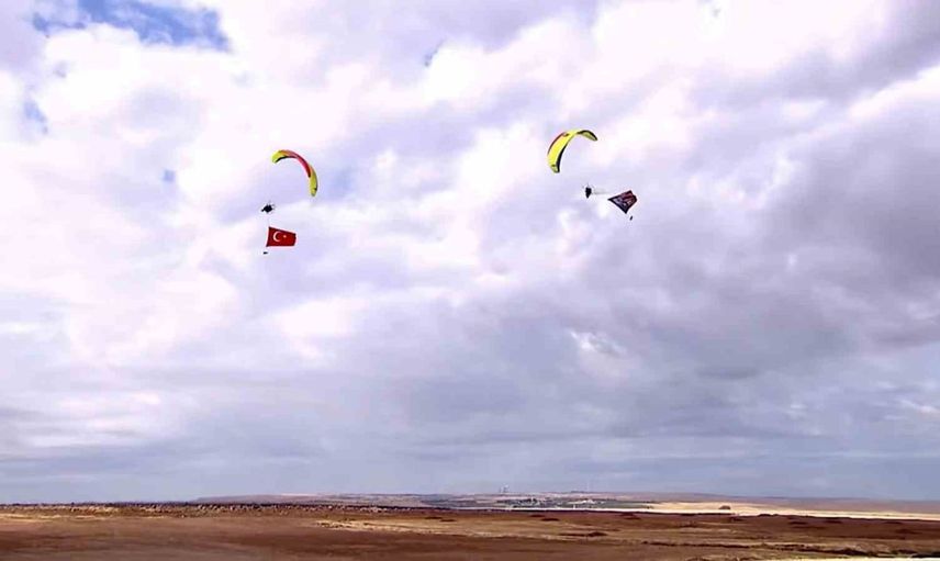 Gökyüzünde renk şovu: Teknofest'te paramotorlar Şanlıurfa semalarını süsledi
