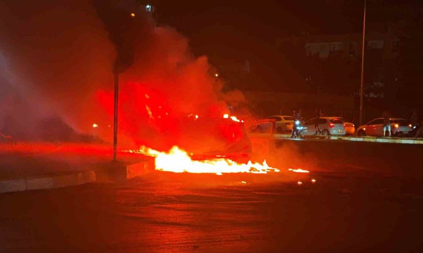 Kadın itfaiyecinin müdahalesiyle söndürülen alev topu otomobil