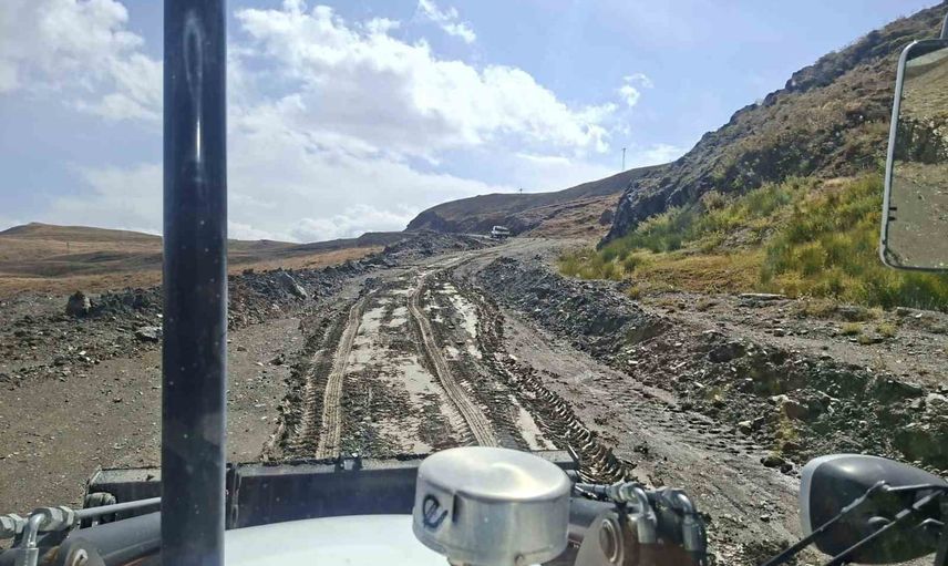 Berçelan yolunda yağış sonrası çamura saplanan kamyonetteki 5 kişi belediye ekipleriyle kurtarıldı