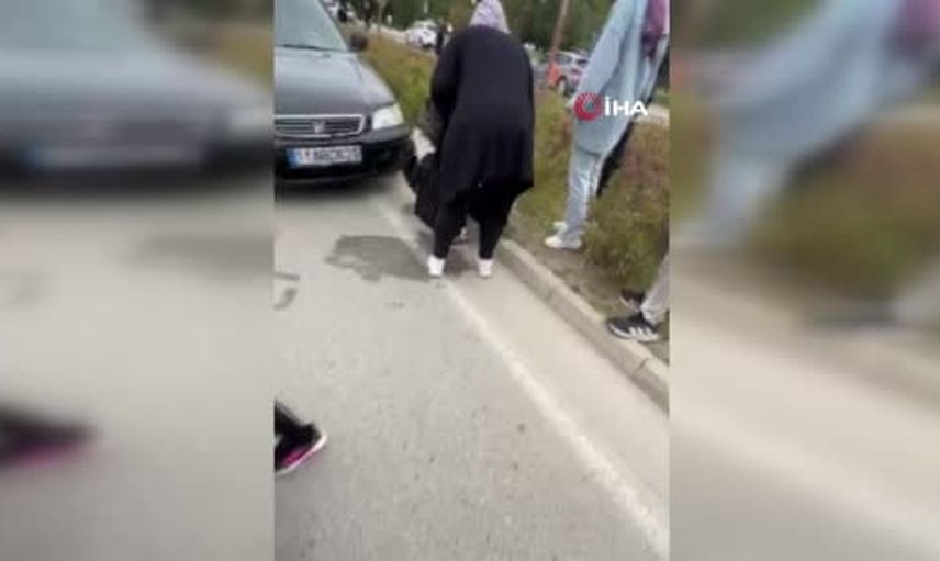 Ön tekeri kırılan otomobil sürücüsü çevredekilerin müdahalesiyle sakinleştirildi