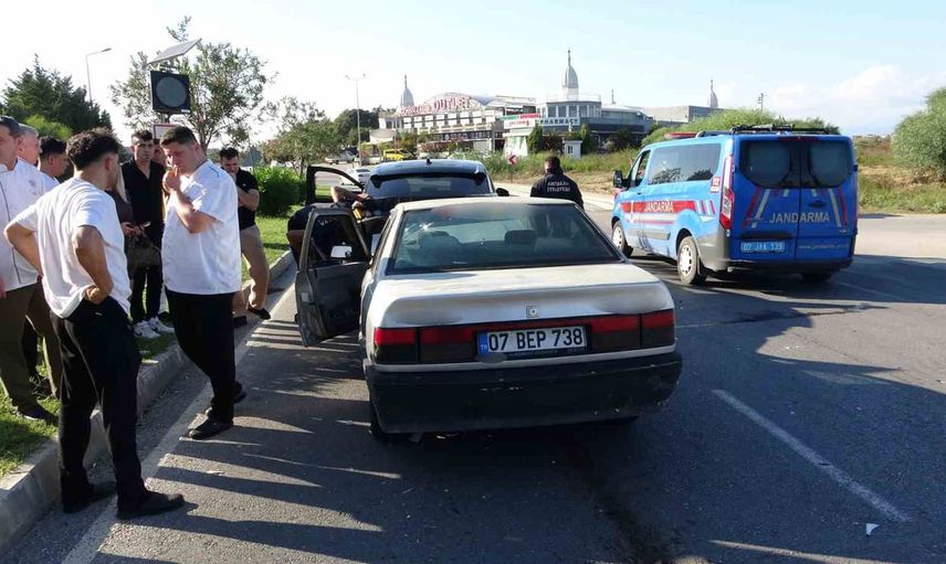 Manavgat'ta Acısu Caddesi'nde otomobil çarpışması: sürücü hastaneye kaldırıldı