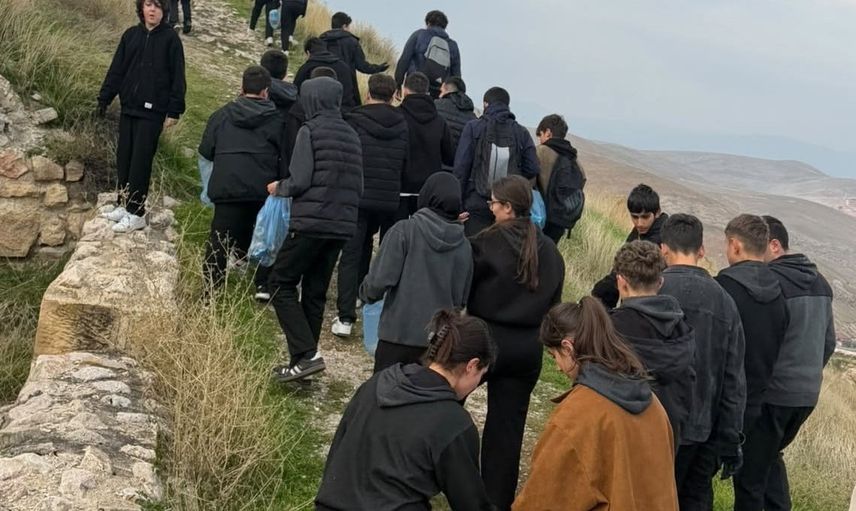 Öğrenciler Bayburt Kalesi çevresini temizleyerek mirasa sahip çıktı