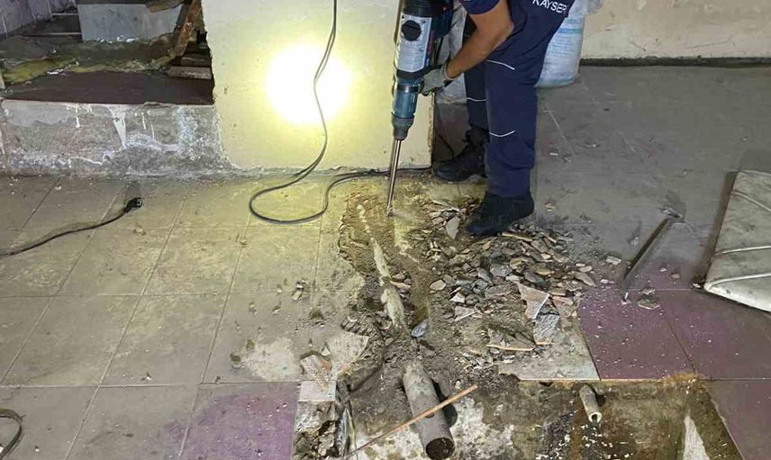 İtfaiyenin yarım saatlik operasyonu su borusundan yavru kedi kurtarıldı