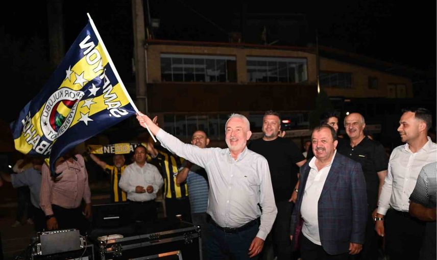 Isparta'da dev ekran coşkusu: vatandaşlar başkanla şampiyonlar ligi heyecanını birlikte izledi