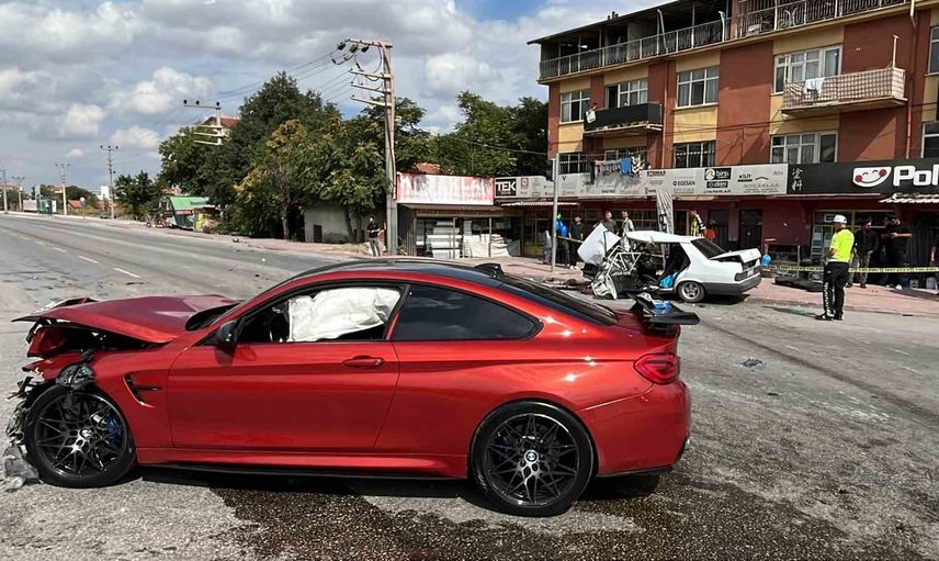 Kavşakta çarpışma sonrası Tofaş kullanılamaz hale geldi, 3'ü ağır 4 yaralı