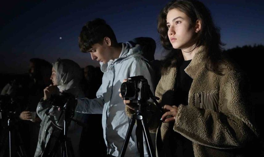 Seben'de Perseid gecesi: fotoğrafçılar ışık kirliliğinden uzak gölette yıldız peşinde