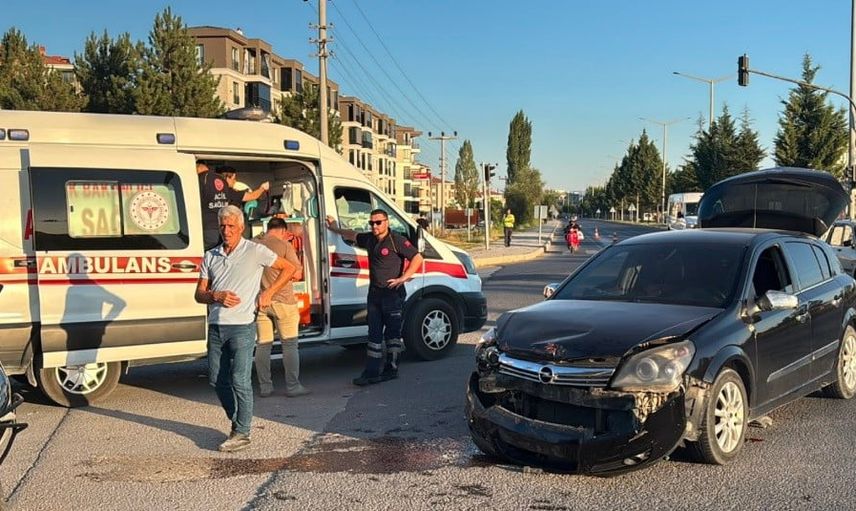 tavşanlı’da sarı flaşörlü kavşakta çarpışma: 1 yaralı