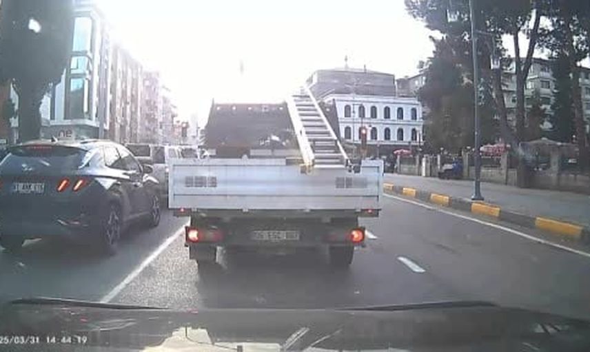 araçların arasından geçmeye çalışırken minibüse çarpan iki çocuk yaralandı