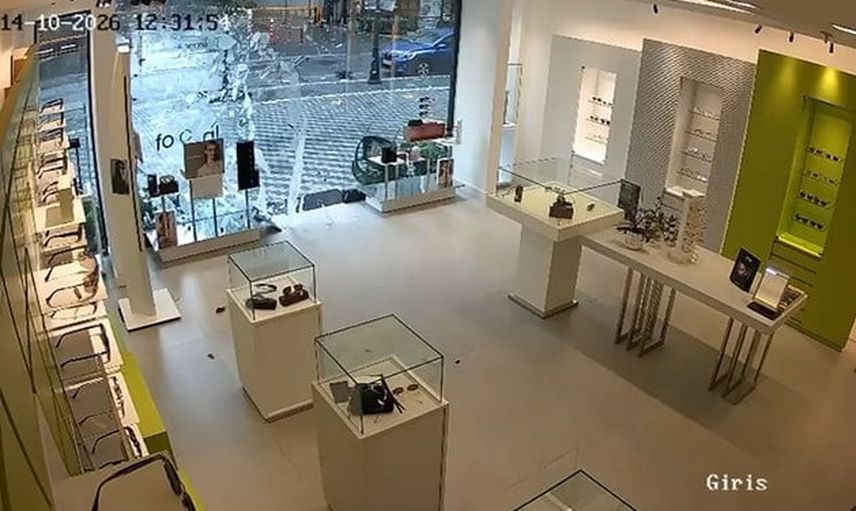 Beylikdüzü'nde ani rüzgâr cam kapıyı vitrine çarptı
