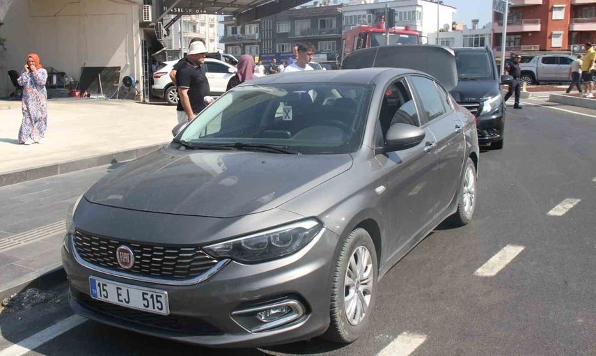 Kırmızı ışıkta başlayan zincirleme çarpışma Kadıoğlu kavşağında 5 aracı etkiledi
