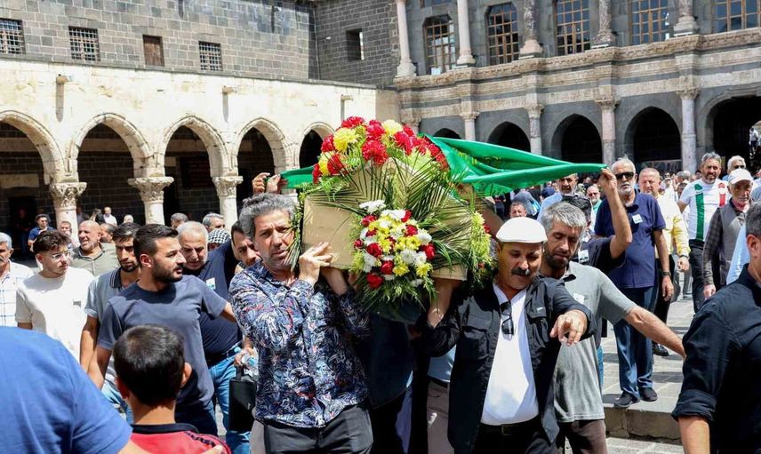 Diyarbakır son görevini uğurladı: Mehdi Zana'ya veda töreni
