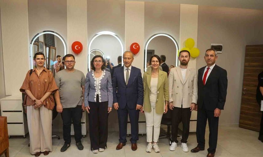 Uşak'ta mahalle konağında uygun fiyatlı kadın kuaförü açıldı