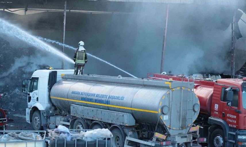 Kahramankazan'da geri dönüşüm merkezinde alevlerle mücadele sürüyor