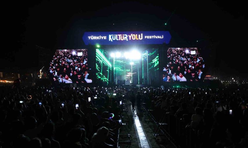 Ceza'nın sahnesi Malatya gecesine rap ritmi taşıdı