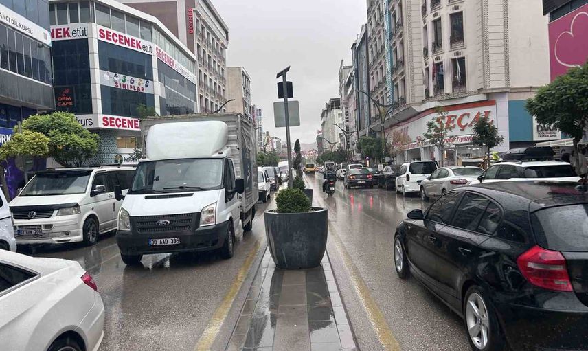 Van'da ani sağanak sürücülere ve yayalara zor anlar yaşattı