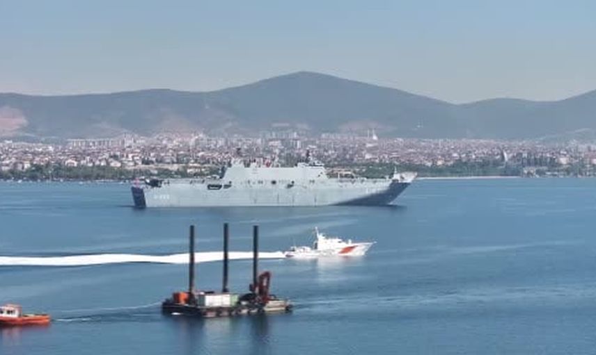 İzmit Körfezi'nde donanma geçişi Kocaeli'ni coşturdu