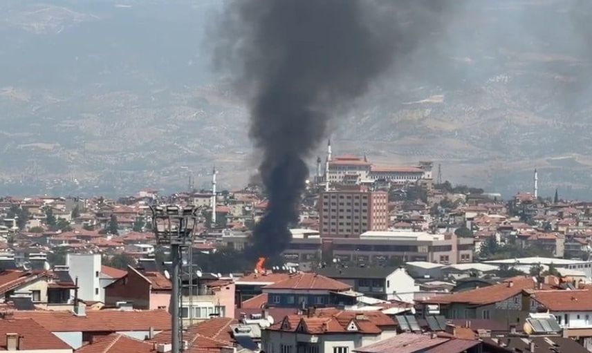 Denizli'de palet fabrikasında alevler yükseldi, itfaiye müdahalesi sürüyor