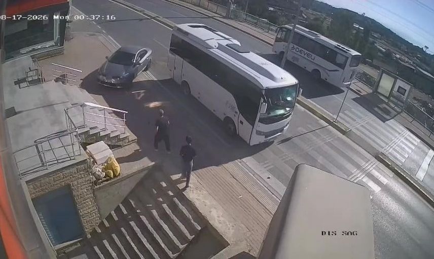Kameraya yansıyan kaza: otomobil korkulukları kırıp merdiven boşluğuna düştü