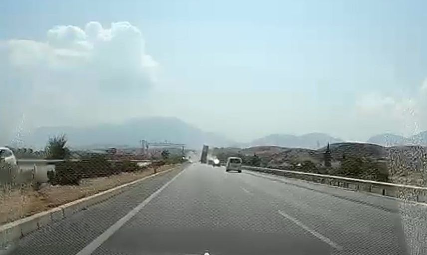 Dorsesini açık unutan tırın çarpışı EDS direğini devirdi