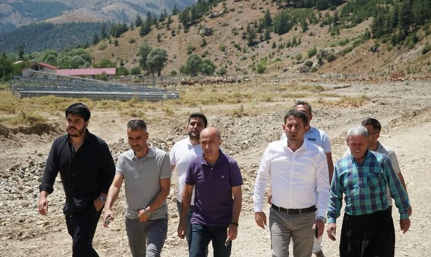 Feke'de sahada vatandaşla buluşan başkan: her mahalleye eşit hizmet vurgusu