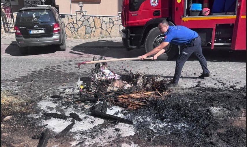 Pamukkale'de çöpte yakılan yatak minibüse sıçradı