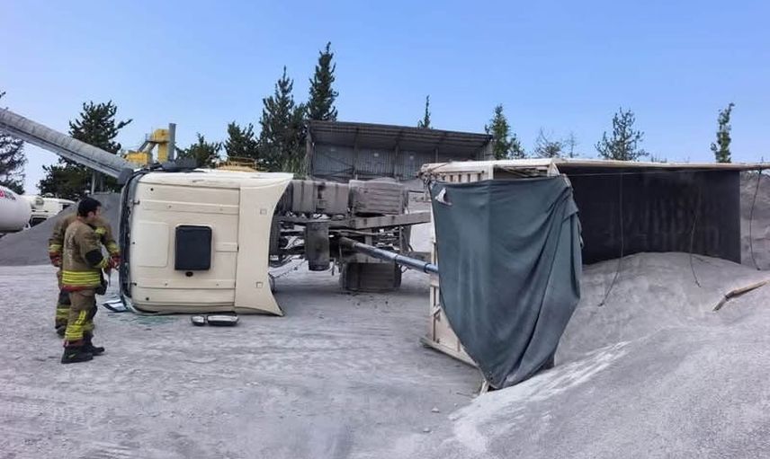 Nardüzü'nde damperi açık kamyon devrildi, sürücü yaralandı