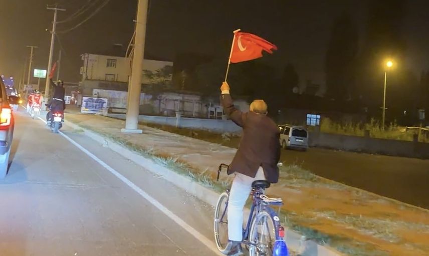 Iğdır’da bisikletiyle konvoya katılan yaşlı vatandaş dikkat çekti
