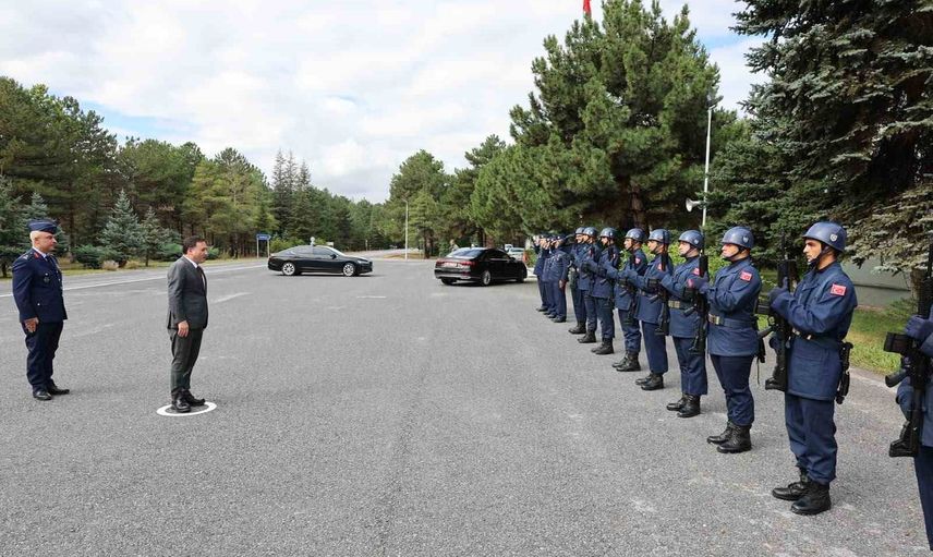 Vali Çiçek göreve başlayan komutanları ziyaret etti