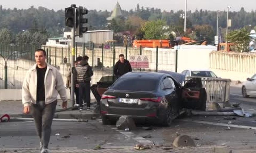 Eyüpsultan'da ışık arızası iddiasıyla kavşakta çarpışma: 4 kişi yaralandı