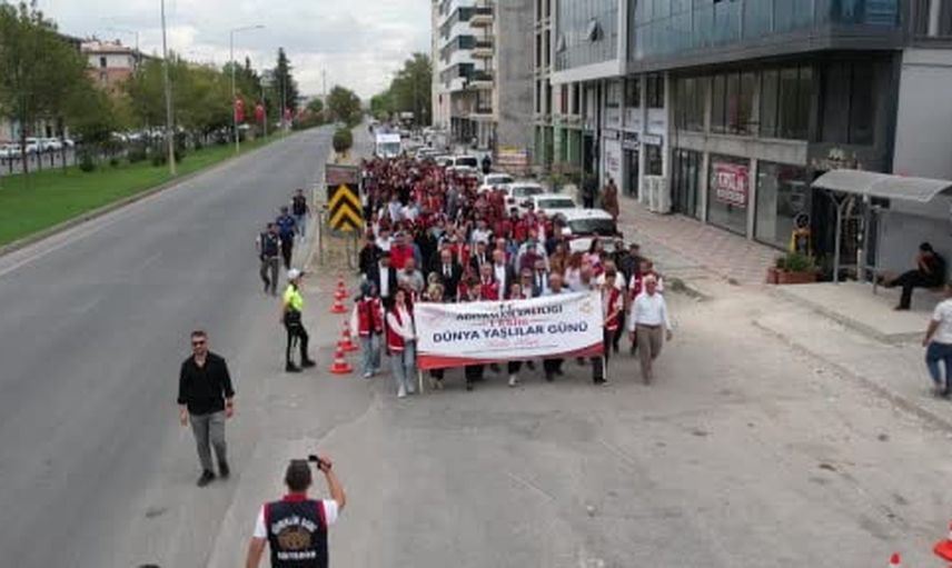 Adıyaman'da kuşaklar arası bağlara vurgu yapılan yürüyüş