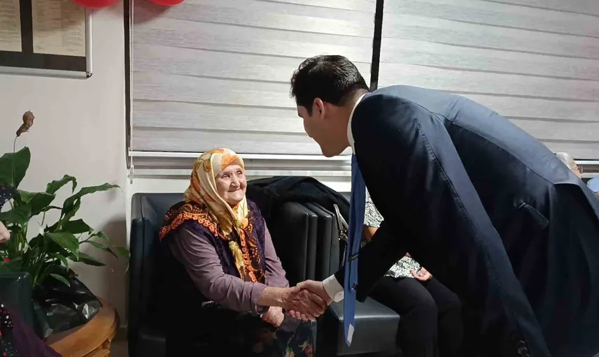 Türküyle, oyun havasıyla huzurevinde cumhuriyet coşkusu