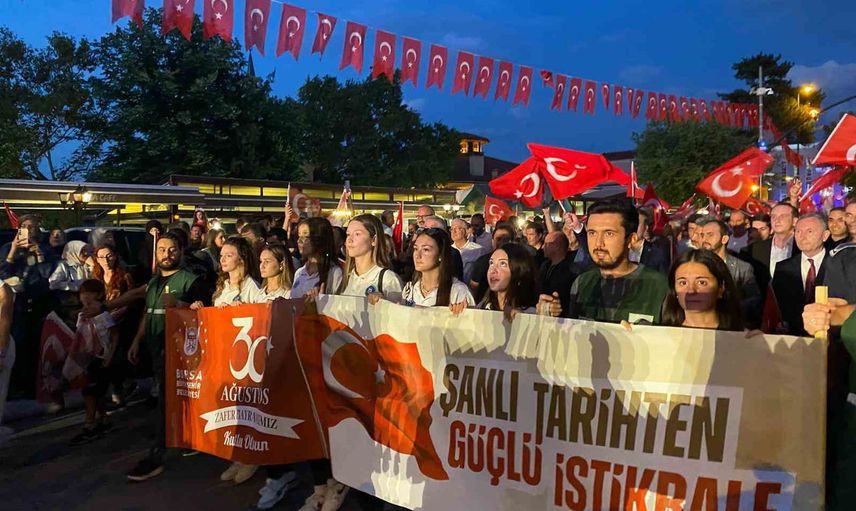 Bursa'da 30 Ağustos: şehirde bayraklı yürüyüş, Kumsaz'da suda kortej
