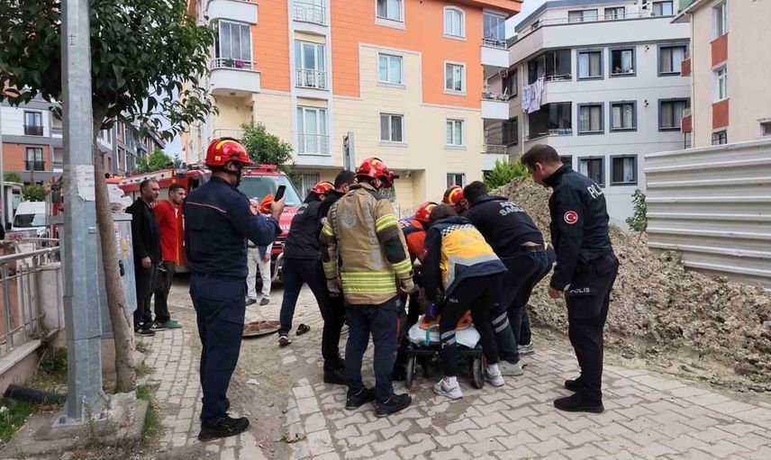 Yolda açılan rögar kapağı yaşlı kadını 4 metre derinliğe düşürdü