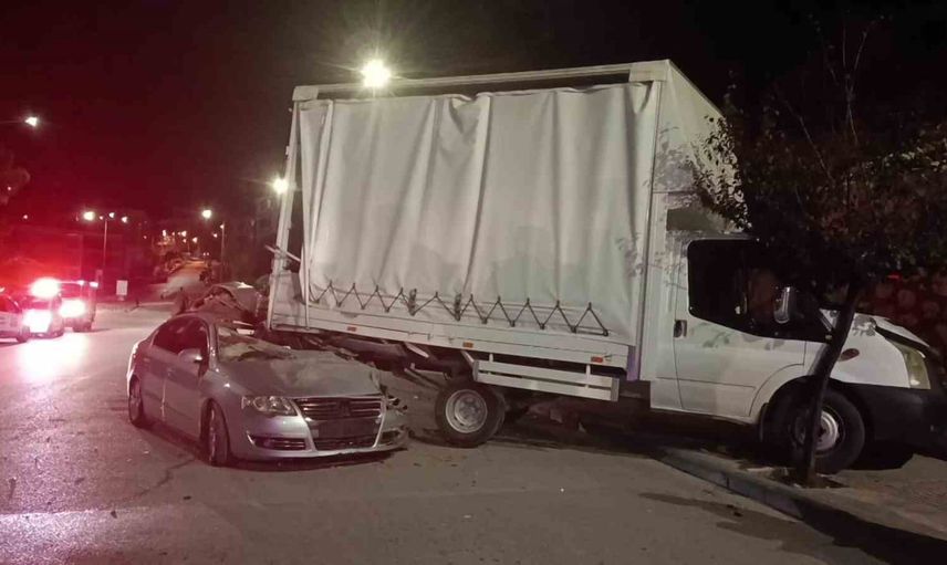 Amasya'da arkadan çarpma sonucu otomobil kullanılamaz hale geldi