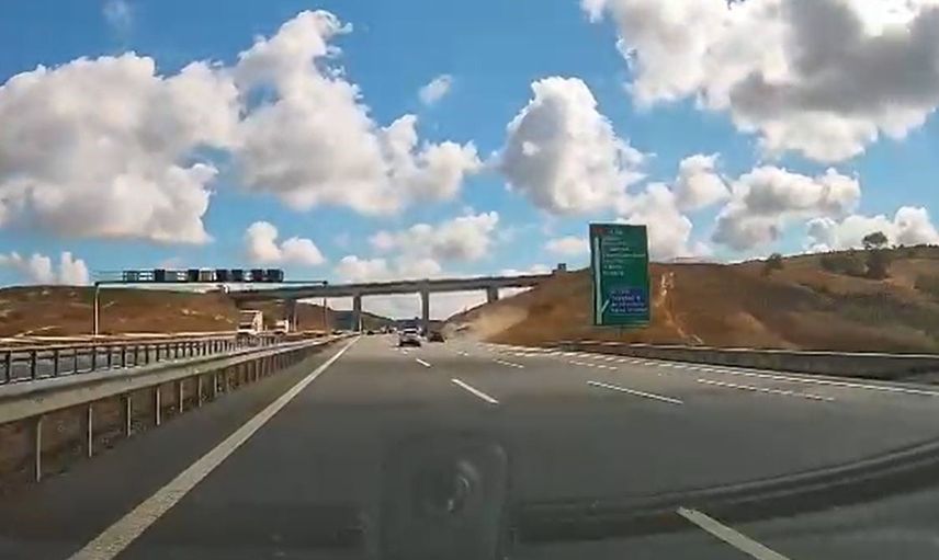 Kuzey Marmara Otoyolu'nda tır dorsesinin kopup şarampole yuvarlanma anı görüntülendi