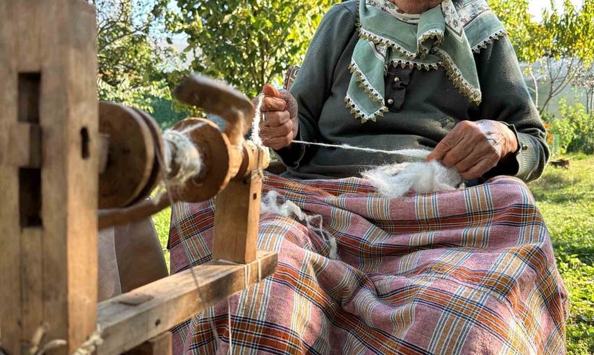 Çıkrıkla geçmişi ilmek ilmek örüyor: 90 yaşında Mümtaze Karadaş