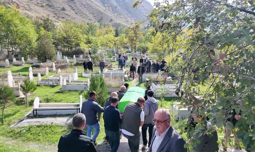 Emekliliğin ardından aranan eğitimci Ruhi Akpınar Oltu'da toprağa verildi