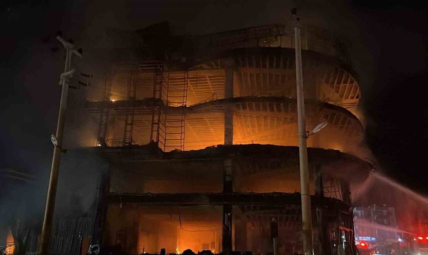 Mezitli’de mobilya mağazası yangınında yoğun ekip müdahalesi sürüyor