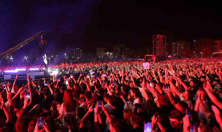 Simge'den Malatya konserinde enerjik ve samimi bir akşam