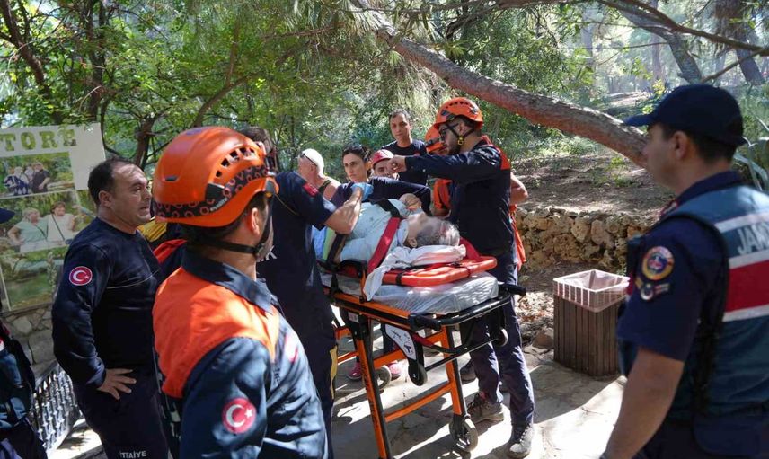 Kurşunlu Şelalesi'nde yamaçtan düşen Ukrayna asıllı kadın ekiplerce kurtarıldı