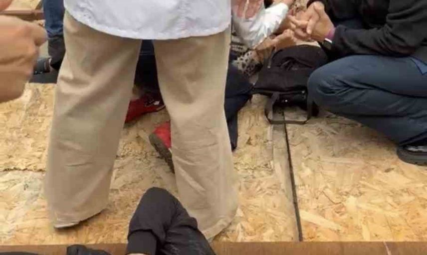Kadıköy'de şantiye koruma panosu yola devrildi, iki kişi hafif yaralandı