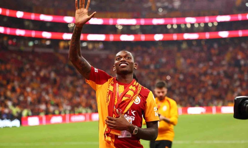 İstanbul'da ilk görüntü: Leao maç sonrası taraftarlarla buluştu