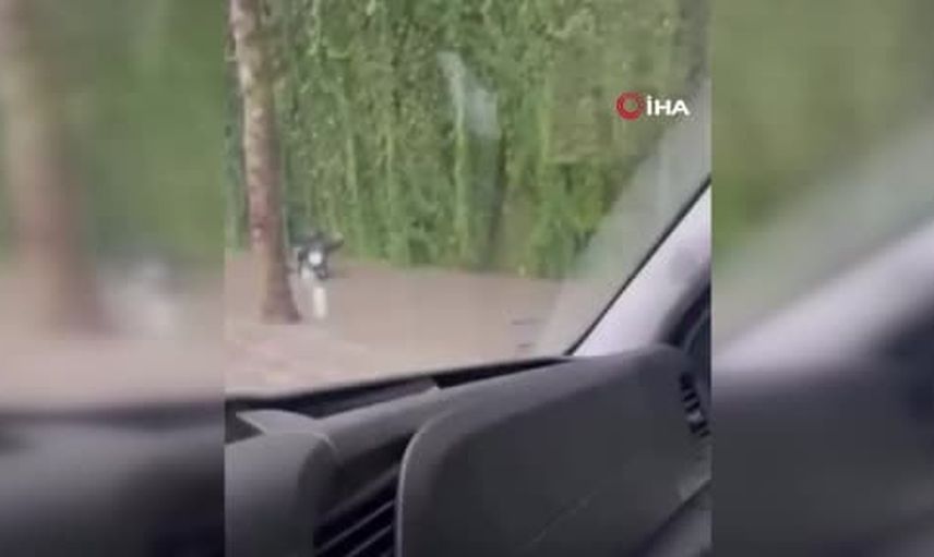 Yağmurun ardından: suya gömülen motosikletlinin zorlu mücadelesi