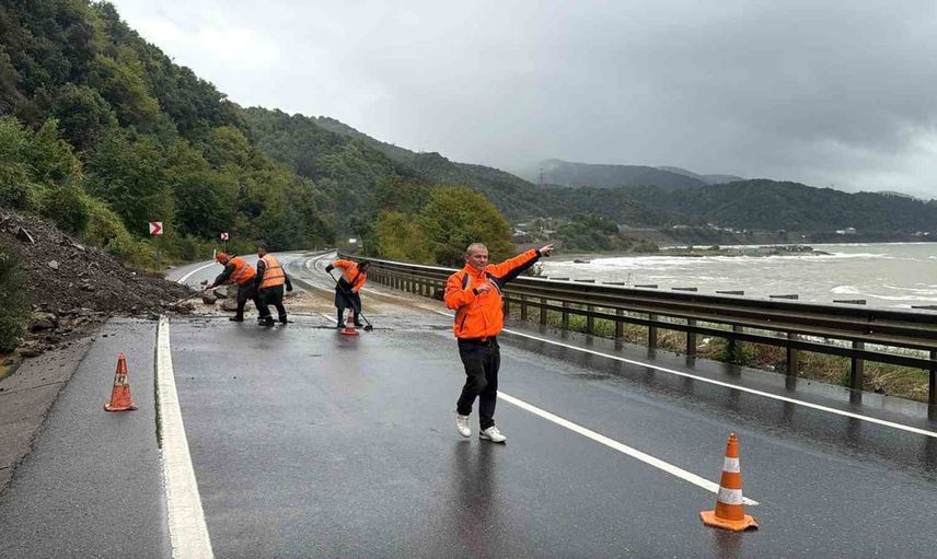 Alaplı-Akçakoca yolunda heyelan ulaşımı kısa süreli aksattı