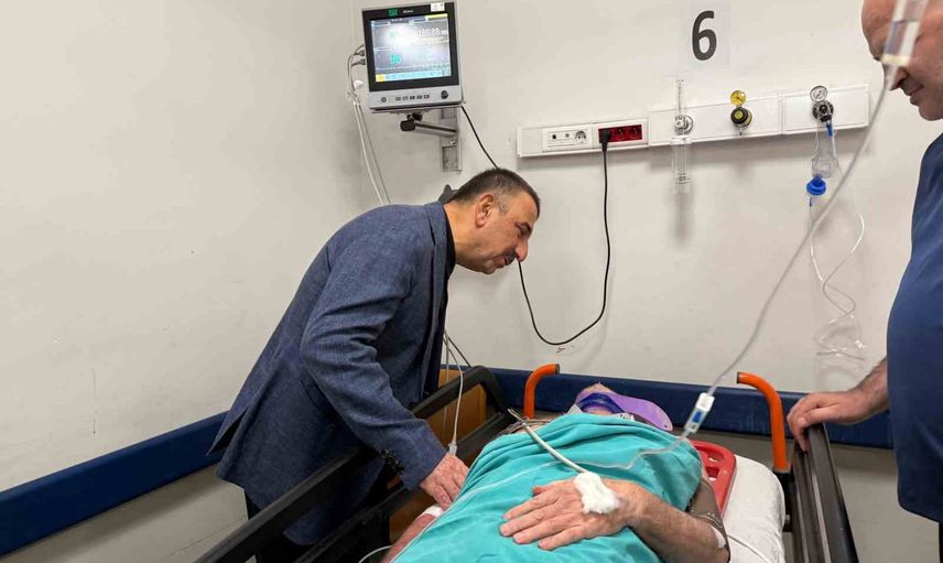 Vali geçmiş olsun dilekleriyle enkazdan çıkarılan Kenan Akçaharman’ı ziyaret etti