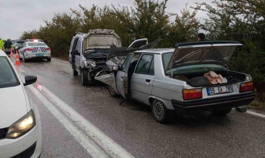 Şarköy'de hafif ticari araç ile otomobil çarpıştı, 7 kişi yaralandı