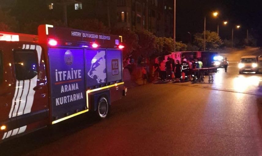 Belen'de direksiyon hakimiyeti kaybedilen kamyon devrildi: sürücü yaralandı