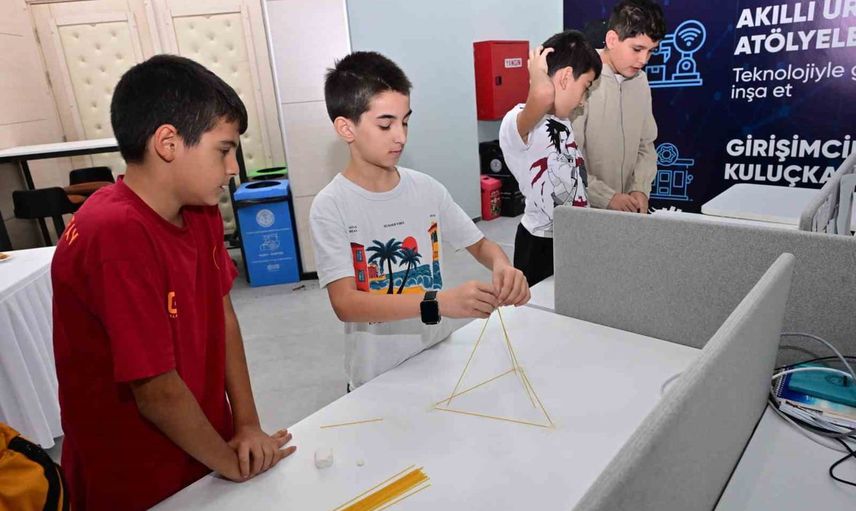 Akademi Manisa'da gençler robotik ve mühendislikle geleceğe hazırlanıyor