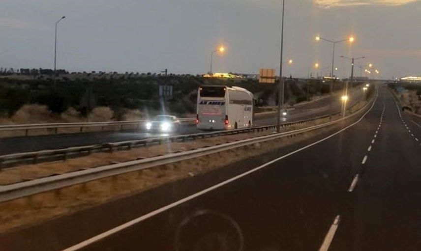 Otoyolda ters yön tehlikesi: Birecik çıkışında yolcu otobüsü sürücüleri tedirgin etti